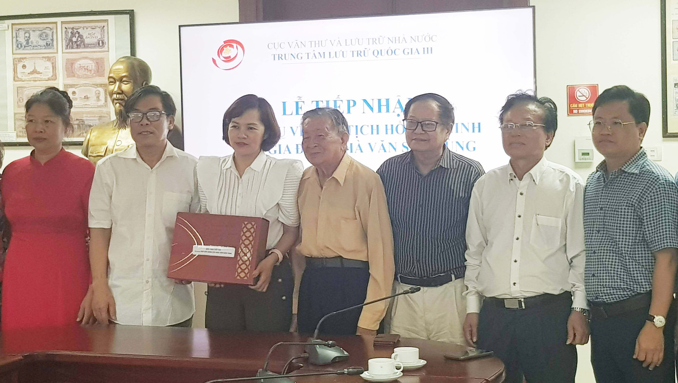 Anh Bùi Sơn Định (thứ 2 từ trái sang) thay mặt gia đình trao tặng những tư liệu, băng hình, ảnh… của cố nhà văn Sơn Tùng cho Trung tâm Lưu trữ Quốc gia III Ảnh: Kiến Nghĩa. Anh Bùi Sơn Định (thứ 2 từ trái sang) thay mặt gia đình trao tặng những tư liệu, băng hình, ảnh… của cố nhà văn Sơn Tùng cho Trung tâm Lưu trữ Quốc gia III Ảnh: Kiến Nghĩa.