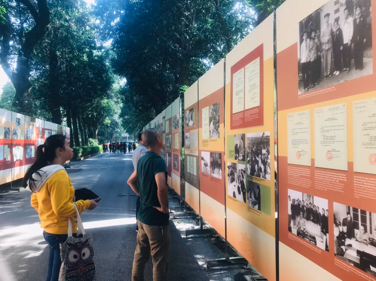 Không gian Triển lãm Sưu tập chữ ký và bút tích của Chủ tịch Hồ Chí Minh giai đoạn 1945–1969. Không gian Triển lãm Sưu tập chữ ký và bút tích của Chủ tịch Hồ Chí Minh giai đoạn 1945–1969.