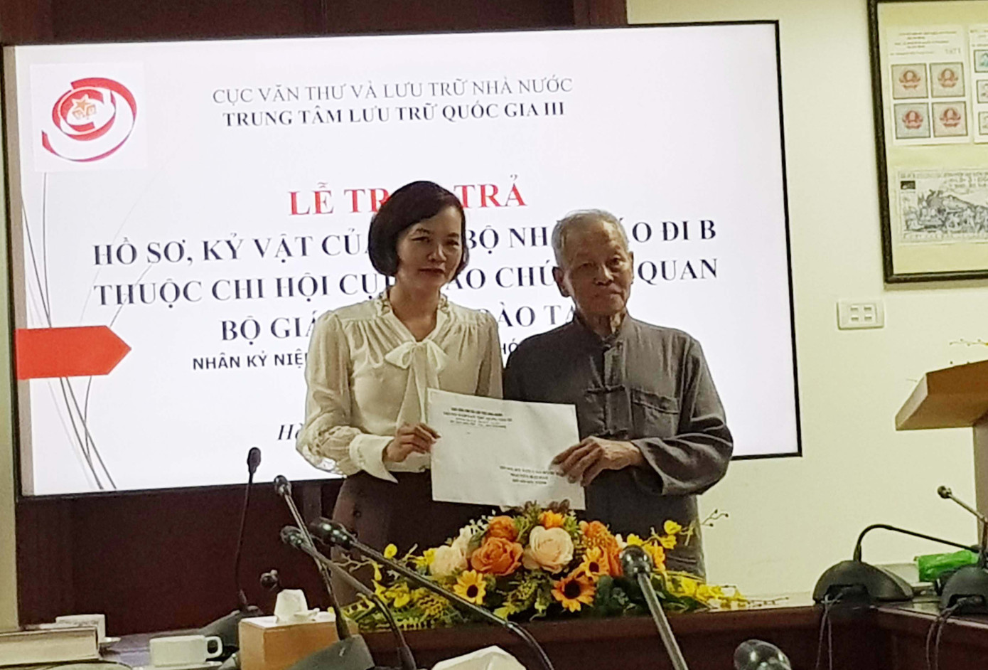 Ông Nguyễn Hải Bật nhận bản sao hồ sơ đi B của mình. Ảnh: Kiến Nghĩa.