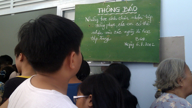 Phụ huynh, học sinh chờ đợi mua đồng phục tại Trường THCS Bàn Cờ, Q.3, TP.HCM ngày 7-8. Ảnh: Lưu Trang