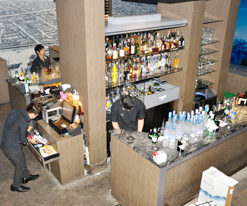 Nhiều loại rượu nhãn mác nước ngoài hết hạn sử dụng và không có giấy phép kinh doanh.. Nhiều loại rượu nhãn mác nước ngoài hết hạn sử dụng và không có giấy phép kinh doanh.