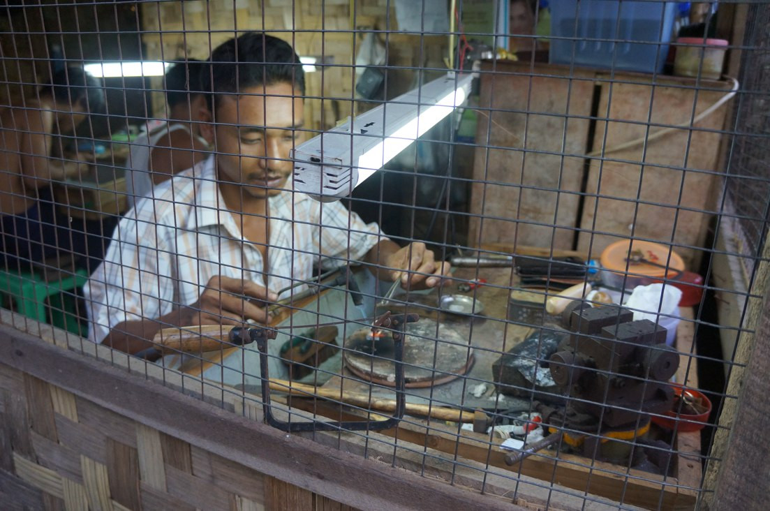 Chế tác nhẫn vàng ở một cửa hàng nhỏ