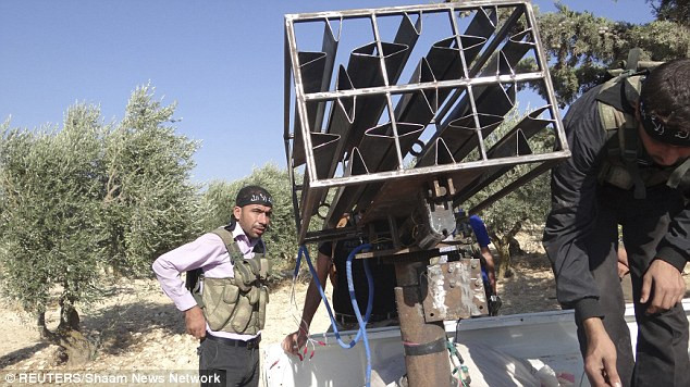 Quân đội phe nổi dậy Syria đứng bên cạnh bệ phóng tên lửa tự chế