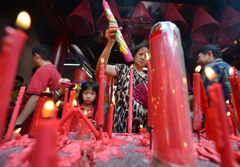 Người gốc Hoa đốt hương trong một buổi lễ ở một ngôi đền Trung Quốc tại thủ đô Jakarta của Indonesia hôm nay. Cộng đồng người Hoa thiểu số tại quốc đảo này đang cùng nhau chờ đón năm mới theo lịch âm. Người gốc Hoa đốt hương trong một buổi lễ ở một ngôi đền Trung Quốc tại thủ đô Jakarta của Indonesia hôm nay. Cộng đồng người Hoa thiểu số tại quốc đảo này đang cùng nhau chờ đón năm mới theo lịch âm