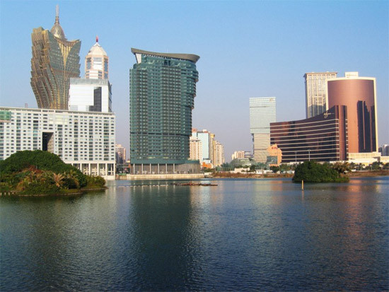 Tỷ phú Wynn tuyên bố sẽ chuyển trụ sở tập đoàn của ông tới Macau chừng nào ông nói được tiếng Trung Quốc. 