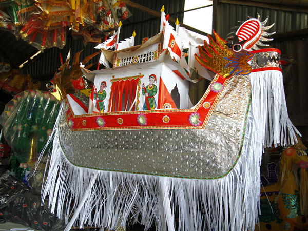 Chiếc thuyền rông này có giá bán là 350 nghin. Chiếc thuyền rông này có giá bán là 350 nghin