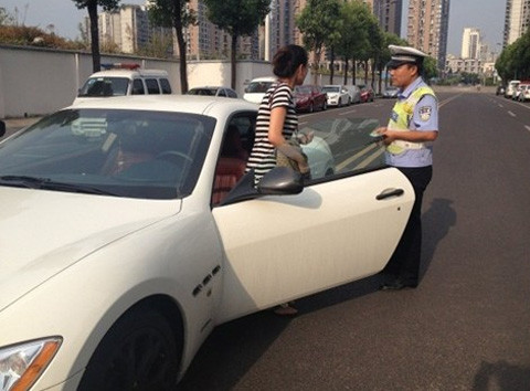 Theo một số cư dân mạng TQ, việc cô gái này đi dép lê điều khiển phương tiện cũng là vi phạm luật giao thông