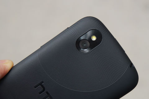 Vân tròn đẹp mắt bao quanh camera sau 5 megapixel và flash