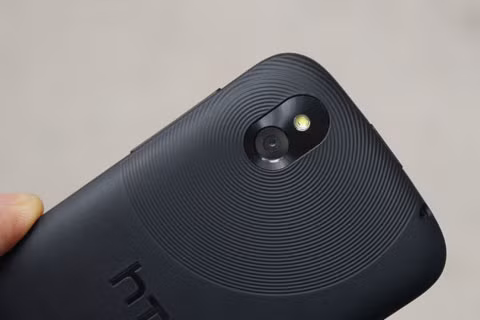 Vân tròn đẹp mắt bao quanh camera sau 5 megapixel và flash