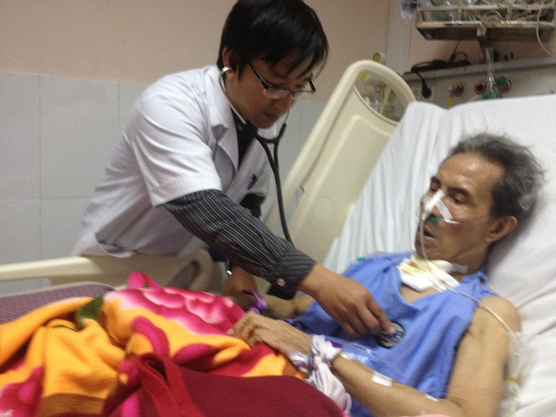 Bác sĩ thăm khám cho BN trước khi xuất viện