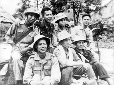 Cán bộ, phóng viên báo Quân Tiên Phong trong kháng chiến chống Pháp. Hàng trên, từ trái qua phải: nhà văn Hữu Mai, nhạc sĩ Nguyễn Đức Toàn, nhà văn Hồ Phương