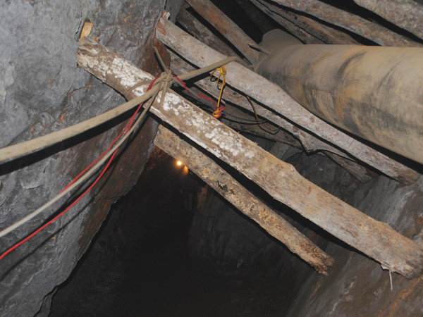 Hầm khai thác quặng thiếc chỉ được chống đỡ sơ sài, không đảm bảo an toàn cho thợ mỏ. Hầm khai thác quặng thiếc chỉ được chống đỡ sơ sài, không đảm bảo an toàn cho thợ mỏ