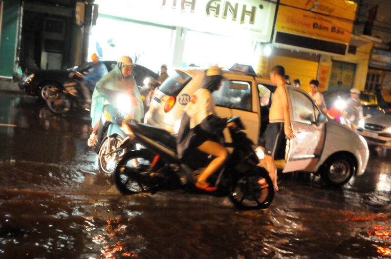 Nhiều người phải quay xe trên phố Phạm Ngọc Thạch vì nhiều đoạn nước ngập quá sâu, sợ xe bị chết máy