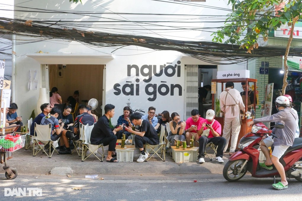 Dù mới sáng sớm, quán nước nhỏ bên hông cầu Ông Lãnh (quận 4, TPHCM) đã đông khách hàng trẻ đến thưởng thức cà phê ống tre (Ảnh: Bình Minh).