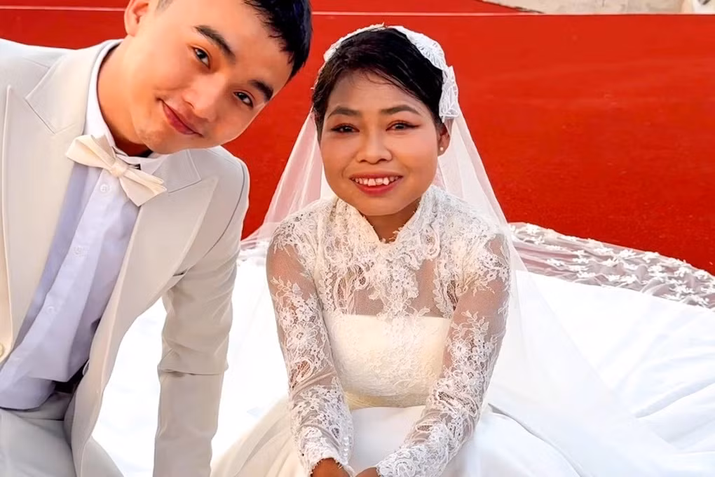 Nguyễn Thị Hà và chàng trai giúp chị thực hiện ước mơ được chụp hình cưới (Ảnh: Quang Khánh).