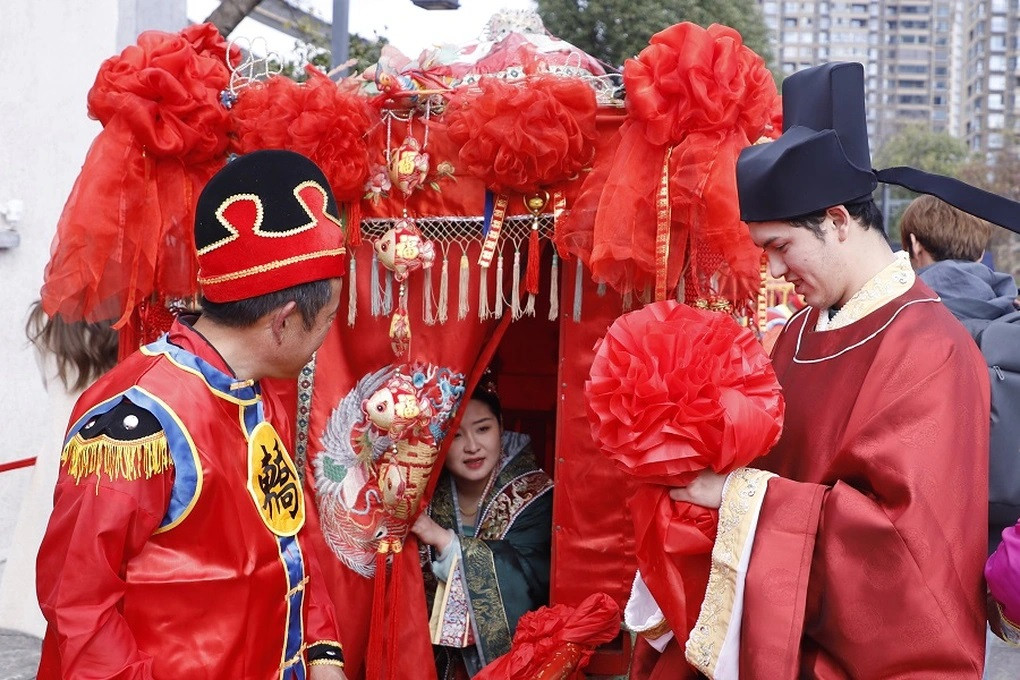 Một cặp đôi tổ chức đám cưới truyền thống tại thành phố Hàng Châu, tỉnh Chiết Giang, Trung Quốc (Ảnh: CNS).