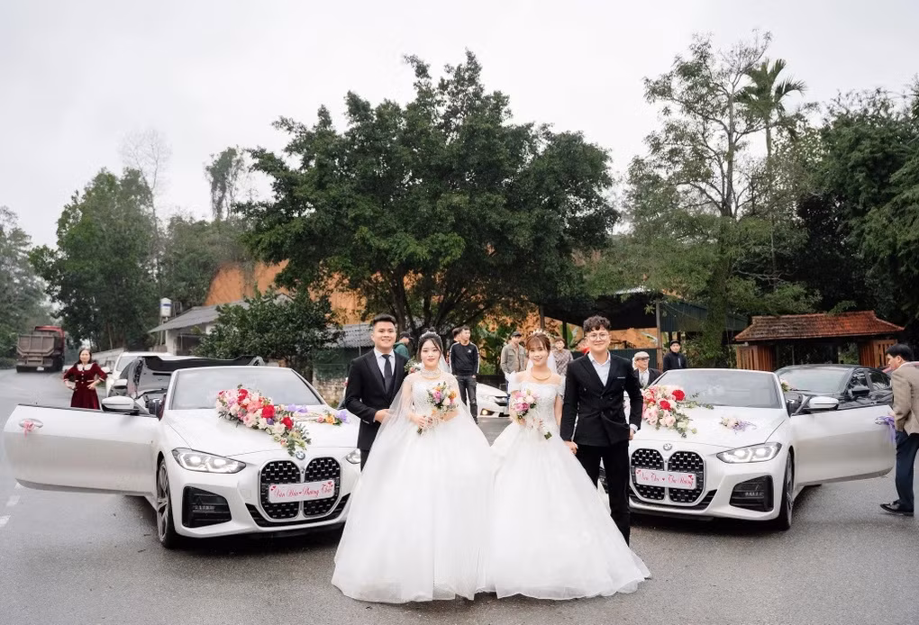 Hai anh em căn giờ đón dâu, để hai cô dâu xuống xe và bước chân vào nhà cùng lúc (Ảnh: Nhân vật cung cấp).