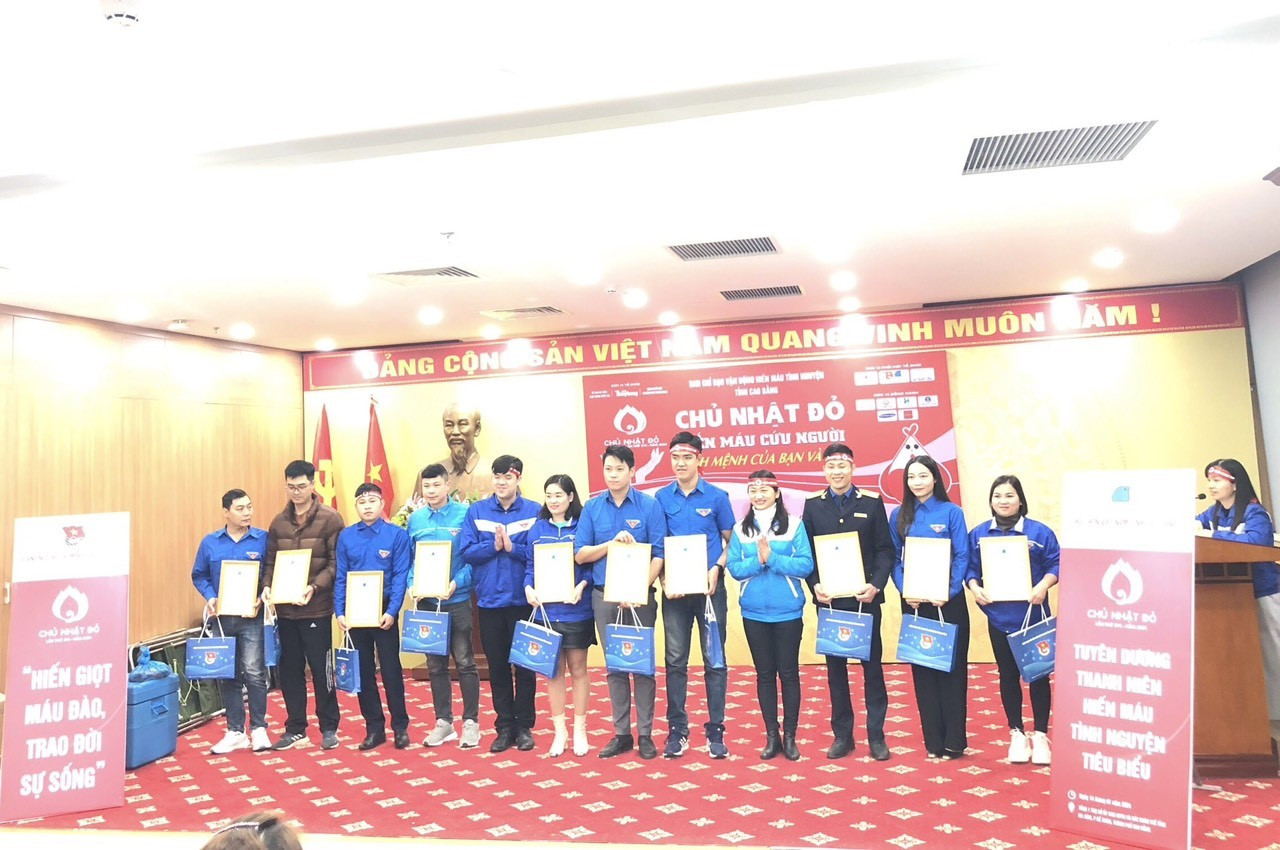 Tôn vinh đoàn viên, thanh niên có thành tích xuất sắc trong phong trào hiến máu tình nguyện. Tôn vinh đoàn viên, thanh niên có thành tích xuất sắc trong phong trào hiến máu tình nguyện.