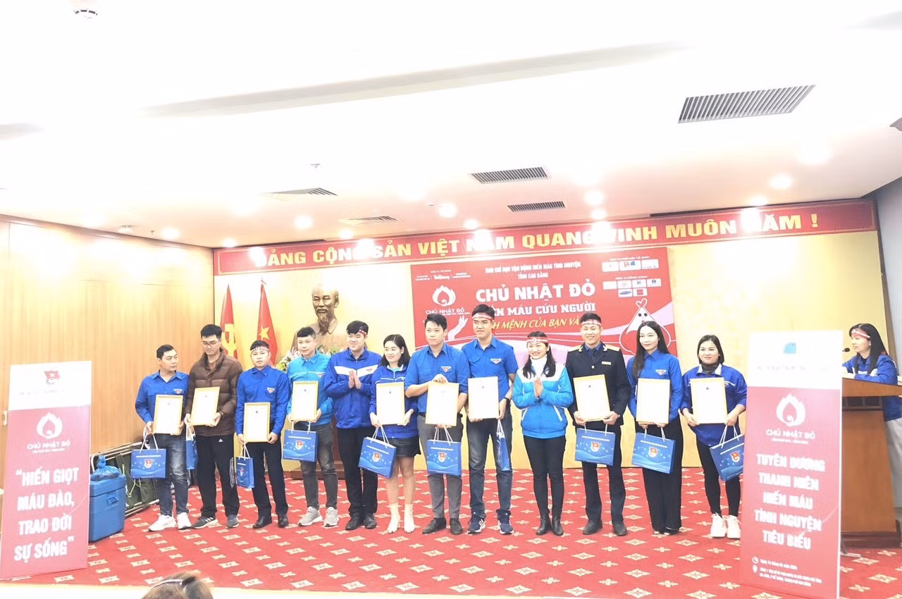 Tôn vinh đoàn viên thanh niên có thành tích xuất sắc trong phong trào hiến máu tình nguyện năm 2022-2023.