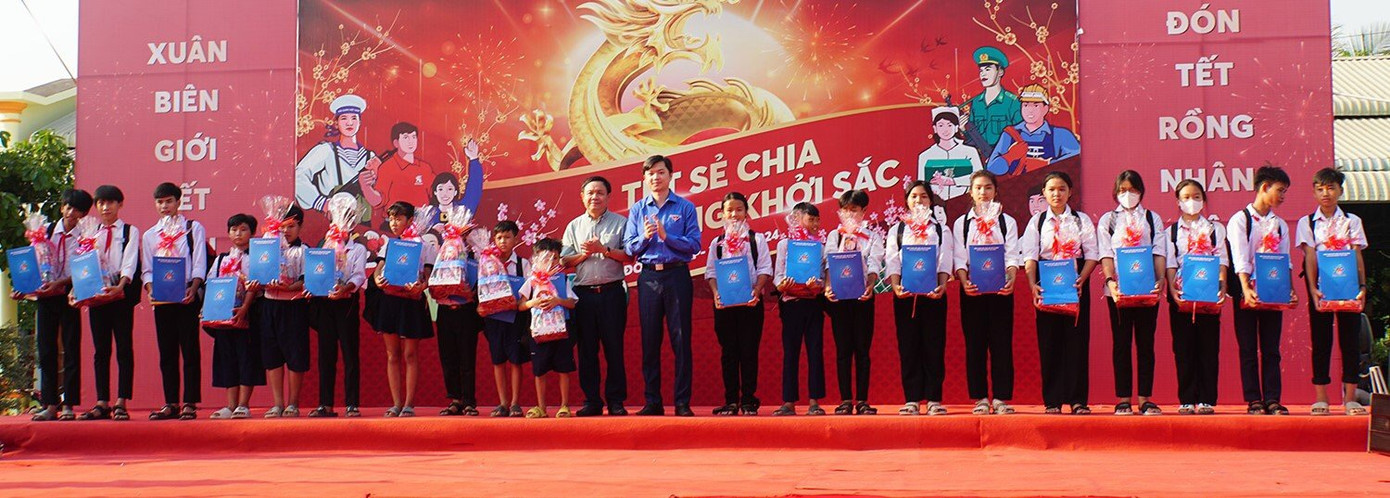 Bên cạnh đó, Ban Tổ chức chương trình còn trao tặng học bổng cho 20 em thiếu nhi vượt khó học giỏi; trao tặng 20 phần quà cho các gia đình có hoàn cảnh khó khăn, tổng giá trị nguồn lực trao tại chương trình hơn 330 triệu đồng. Ảnh: Hòa Hội