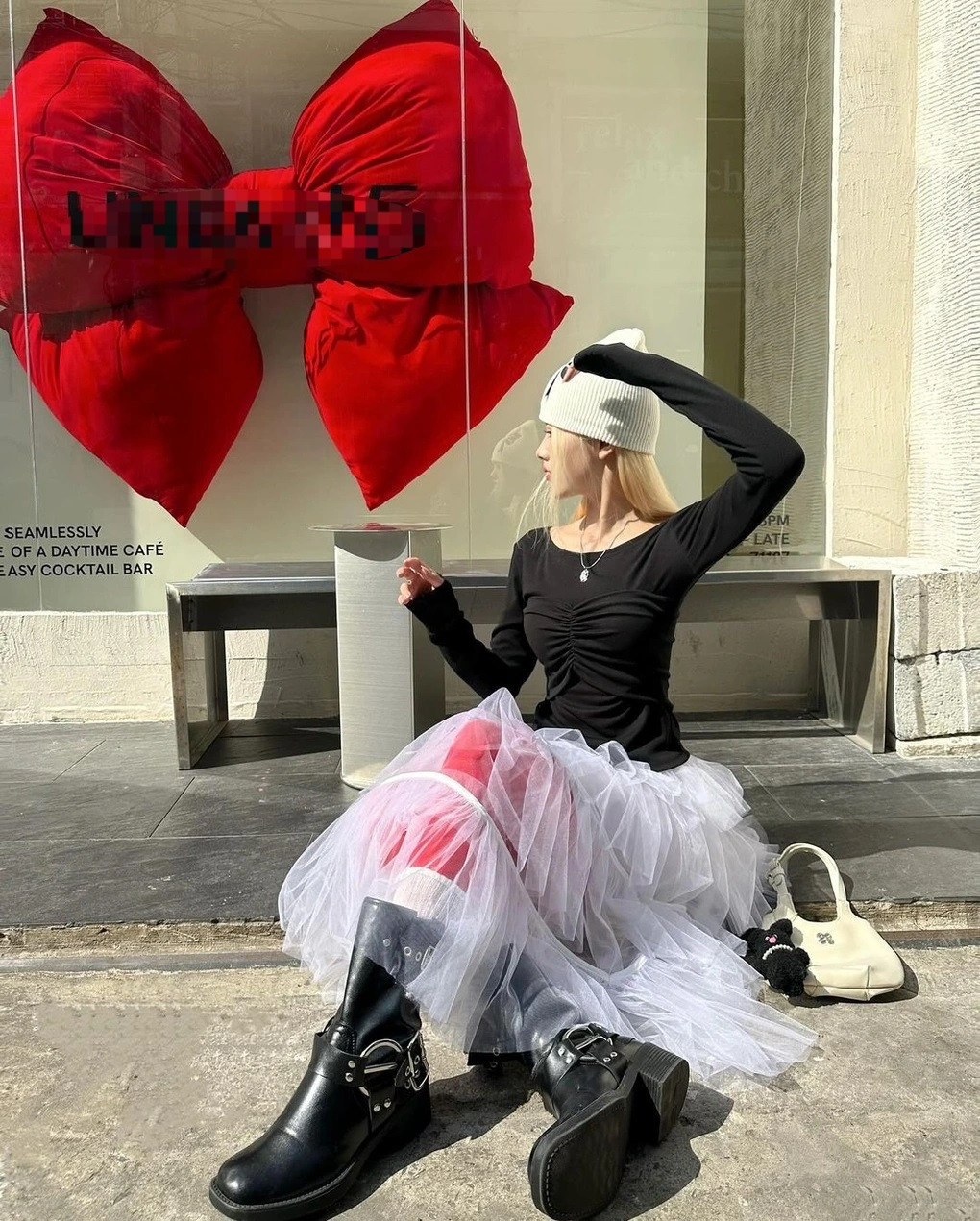 Bức tường nơ đỏ tại TP Thủ Đức là địa điểm được giới trẻ TPHCM quan tâm nhất trong dịp đầu năm, Đến nay, lượng người đến chụp ảnh vẫn chưa có dấu hiệu giảm. Bức tường tạo nên cơn sốt trên mạng xã hội nhờ những video được một nhà sáng tạo nội dung đăng tải. Ban đầu, cộng đồng mạng còn lầm tưởng bức tường này ở Hàn Quốc (Ảnh: @peoow__). Bức tường nơ đỏ tại TP Thủ Đức là địa điểm được giới trẻ TPHCM quan tâm nhất trong dịp đầu năm, Đến nay, lượng người đến chụp ảnh vẫn chưa có dấu hiệu giảm. Bức tường tạo nên cơn sốt trên mạng xã hội nhờ những video được một nhà sáng tạo nội dung đăng tải. Ban đầu, cộng đồng mạng còn lầm tưởng bức tường này ở Hàn Quốc (Ảnh: @peoow__).