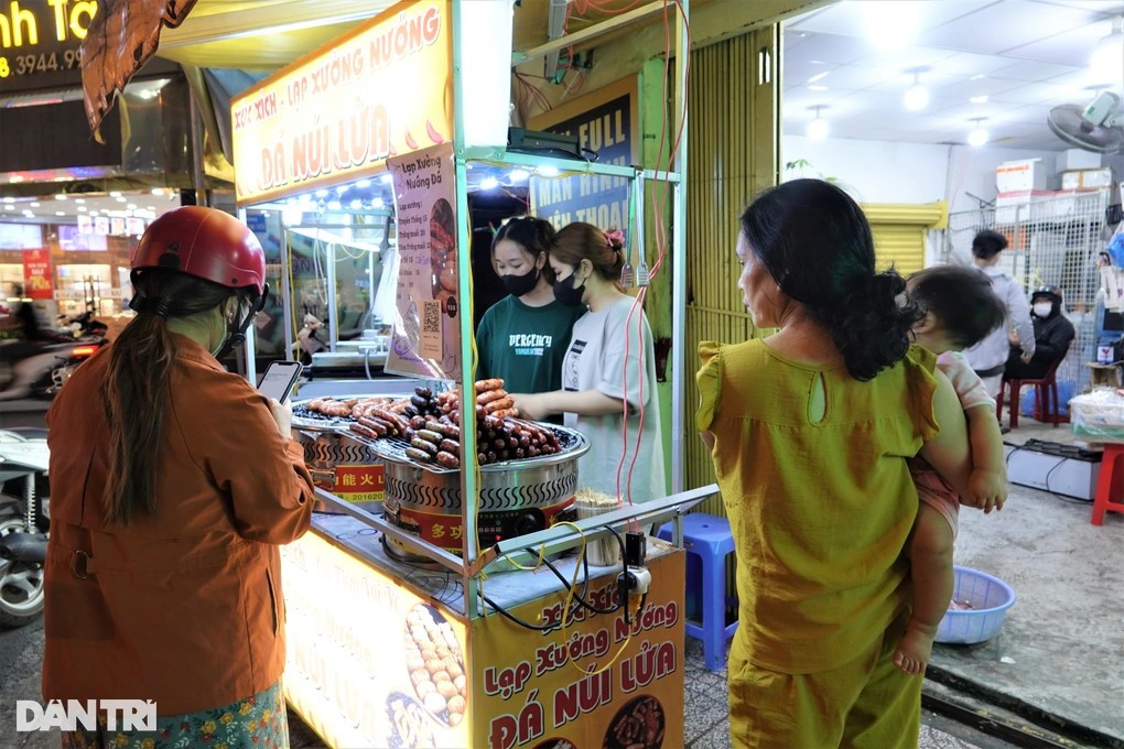 Hàng xúc xích nướng sỏi mới lạ, thu hút sự quan tâm của nhiều thực khách (Ảnh: Nguyễn Vy).