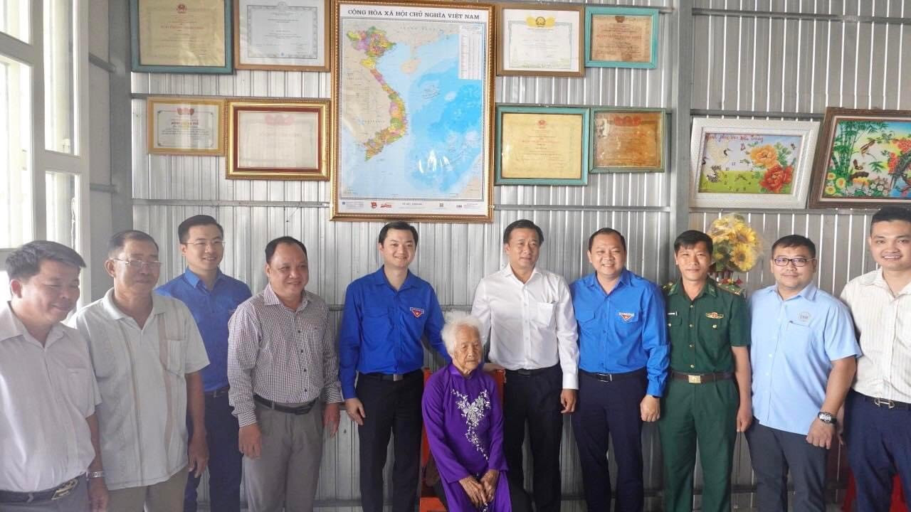 Bí thư Trung ương Đoàn treo bản đồ Việt Nam tại nhà Mẹ Huỳnh Thị Lùn.