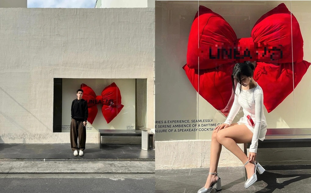 Chia sẻ với phóng viên, chủ sở hữu tài khoản "Chân ở Đà Lạt" cho biết, cô chứng kiến cảnh nhiều bạn trẻ đứng xếp hàng dài để đợi đến lượt chụp ảnh. Vì đến sớm lúc 14h, cô may mắn chụp ảnh lúc vắng hơn, nhưng vẫn phải đợi sau vài lượt. Bức tường này thuộc khuôn viên của một quán cà phê (Ảnh: @phtrungnguyen, @yo.pham). Chia sẻ với phóng viên, chủ sở hữu tài khoản "Chân ở Đà Lạt" cho biết, cô chứng kiến cảnh nhiều bạn trẻ đứng xếp hàng dài để đợi đến lượt chụp ảnh. Vì đến sớm lúc 14h, cô may mắn chụp ảnh lúc vắng hơn, nhưng vẫn phải đợi sau vài lượt. Bức tường này thuộc khuôn viên của một quán cà phê (Ảnh: @phtrungnguyen, @yo.pham).