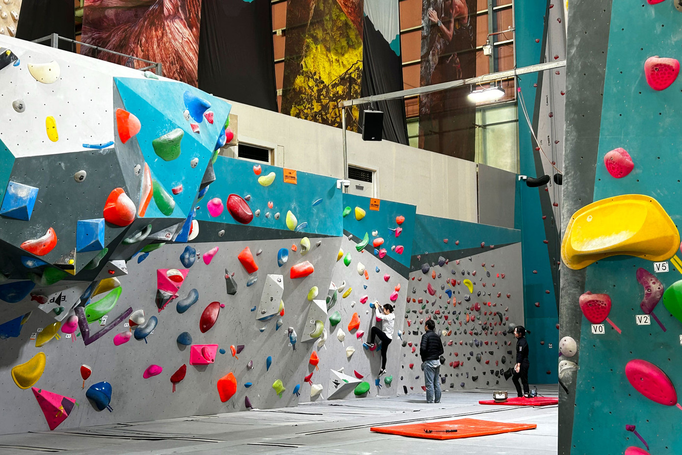 Giới trẻ leo núi trong nhà ở trung tâm Climbing Factory, Thượng Hải (Trung Quốc). Ảnh: Fan Yiying/Sixth Tone Giới trẻ leo núi trong nhà ở trung tâm Climbing Factory, Thượng Hải (Trung Quốc). Ảnh: Fan Yiying/Sixth Tone