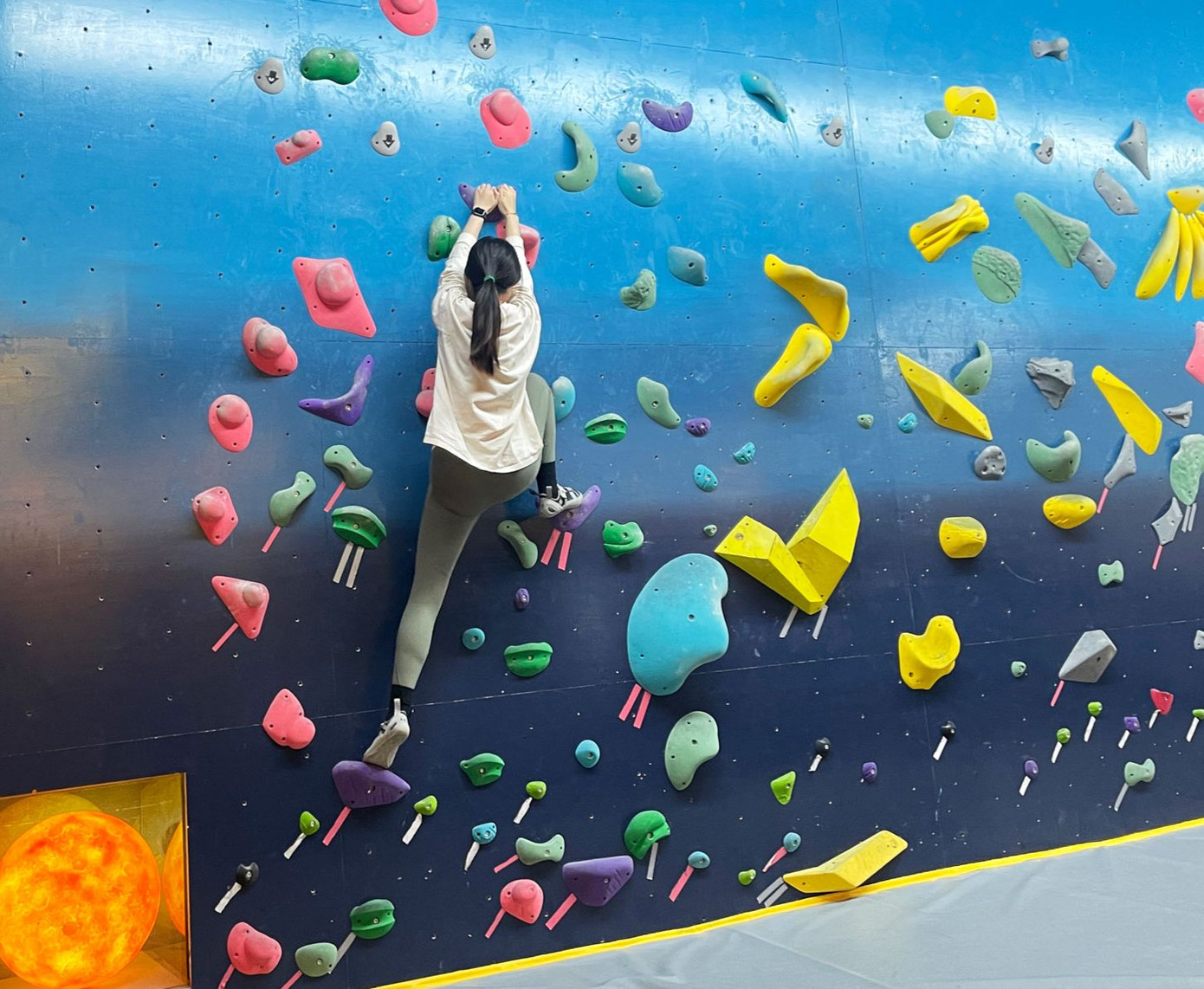 Một cô gái đang leo núi ở trung tâm Banana Climbing, Thượng Hải. Ảnh: Liu Shuhuan Một cô gái đang leo núi ở trung tâm Banana Climbing, Thượng Hải. Ảnh: Liu Shuhuan