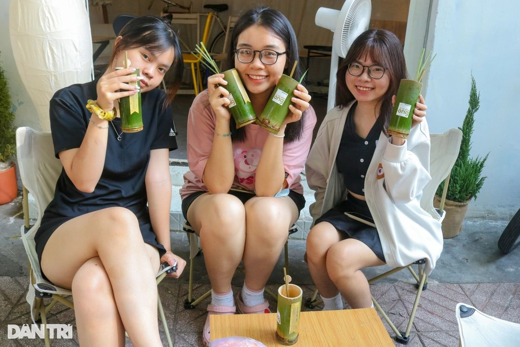 Bạn trẻ thích thú với ly cà phê ống tre (Ảnh: Bình Minh).