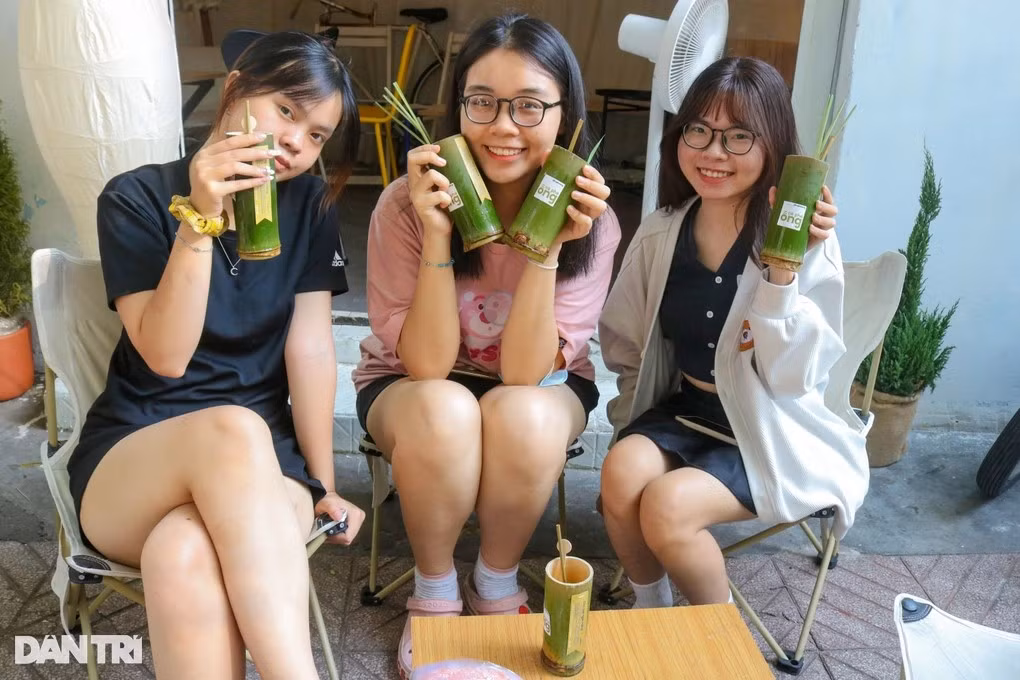 Bạn trẻ thích thú với ly cà phê ống tre (Ảnh: Bình Minh). Bạn trẻ thích thú với ly cà phê ống tre (Ảnh: Bình Minh).