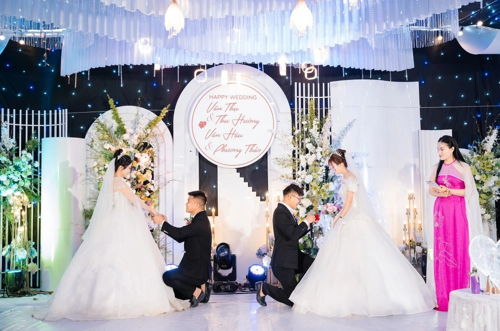 Hai cặp đôi thực hiện cùng lúc các thủ tục cưới (Ảnh: Nhân vật cung cấp). Hai cặp đôi thực hiện cùng lúc các thủ tục cưới (Ảnh: Nhân vật cung cấp).