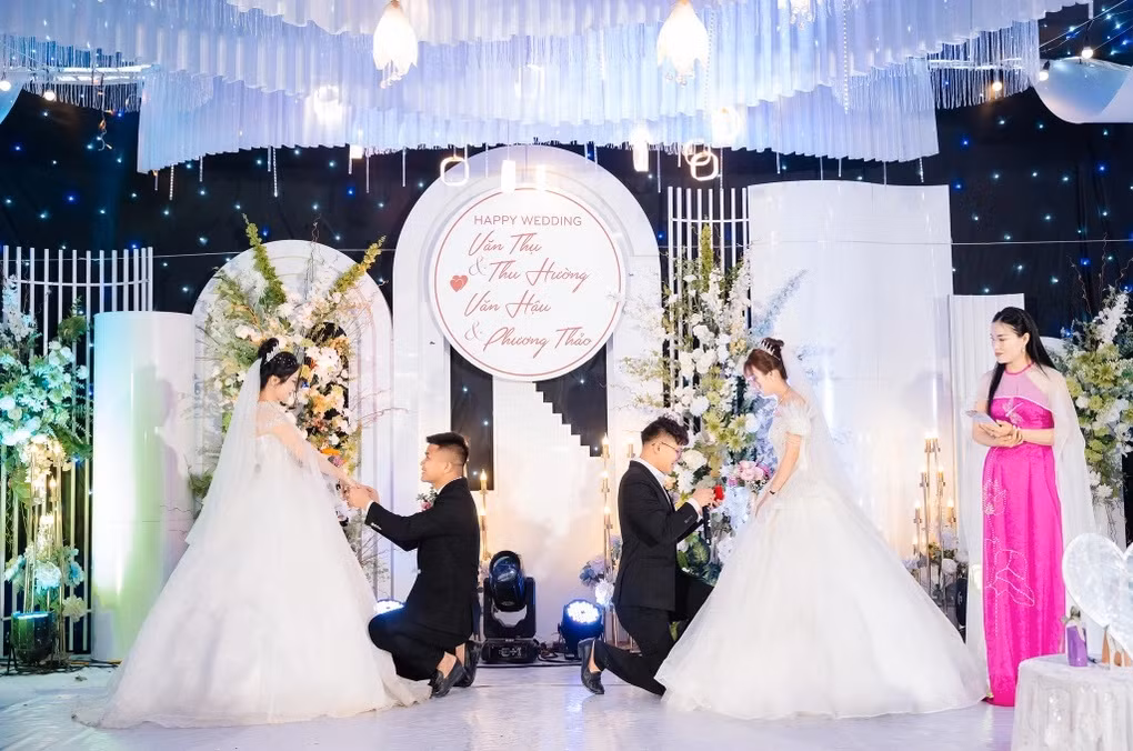 Hai cặp đôi thực hiện cùng lúc các thủ tục cưới (Ảnh: Nhân vật cung cấp).