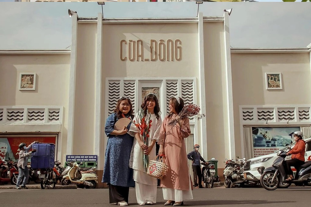 Việc nhiều người trẻ mặc áo dài để chụp ảnh Tết đã nhận được ý kiến tích cực từ cộng đồng mạng. Một số người cho rằng, hình ảnh này góp phần quảng bá văn hóa truyền thống của Việt Nam. "Thấy thích trend (xu hướng) này nhất luôn. Trend này xứng đáng được viral (lan truyền mạnh mẽ) mỗi năm", "Mong rằng các bạn thực sự yêu thích trang phục truyền thống chứ không phải là đu trend"... là những bình luận từ người dùng mạng (Ảnh: @n_tan1502). Việc nhiều người trẻ mặc áo dài để chụp ảnh Tết đã nhận được ý kiến tích cực từ cộng đồng mạng. Một số người cho rằng, hình ảnh này góp phần quảng bá văn hóa truyền thống của Việt Nam. "Thấy thích trend (xu hướng) này nhất luôn. Trend này xứng đáng được viral (lan truyền mạnh mẽ) mỗi năm", "Mong rằng các bạn thực sự yêu thích trang phục truyền thống chứ không phải là đu trend"... là những bình luận từ người dùng mạng (Ảnh: @n_tan1502).