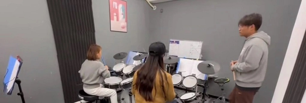 Một lớp học đánh trống được mở vào buổi tối (Ảnh: Weibo).