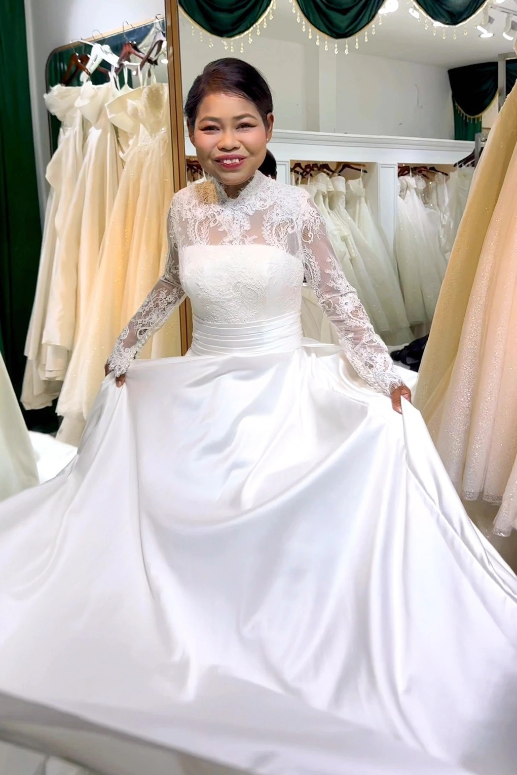 Chị Nguyễn Thị Hà trong bộ váy cưới mà chị ước mơ được mặc một lần trong đời (Ảnh: Quang Khánh). Chị Nguyễn Thị Hà trong bộ váy cưới mà chị ước mơ được mặc một lần trong đời (Ảnh: Quang Khánh).