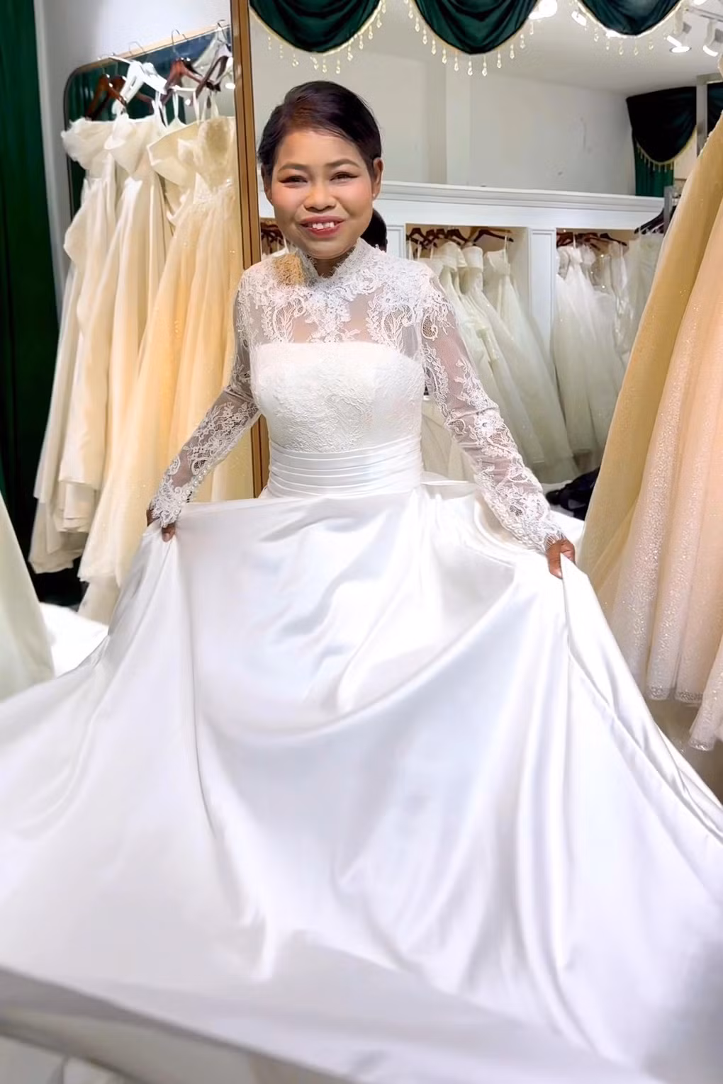 Chị Nguyễn Thị Hà trong bộ váy cưới mà chị ước mơ được mặc một lần trong đời (Ảnh: Quang Khánh).