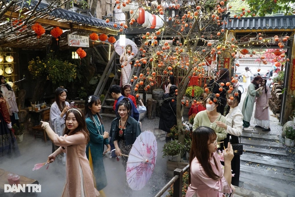 Khoảng sân trước của quán cà phê luôn trong tình trạng đông đúc (Ảnh: Thanh Thúy). Khoảng sân trước của quán cà phê luôn trong tình trạng đông đúc (Ảnh: Thanh Thúy).