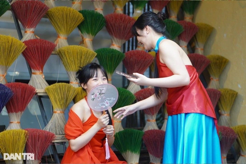 Phía sân vườn sau quán là các khóm hương màu sắc và các tiểu cảnh Tết (Ảnh: Thanh Thúy) Phía sân vườn sau quán là các khóm hương màu sắc và các tiểu cảnh Tết (Ảnh: Thanh Thúy)