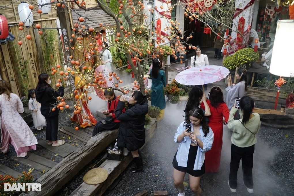 Thực khách đến quán cà phê gọi 1 cốc nước nhưng thay 2-3 bộ quần áo, đi khắp ngõ ngách của quán để chụp ảnh khiến không gian quán lộn xộn (Ảnh: Thanh Thúy). Thực khách đến quán cà phê gọi 1 cốc nước nhưng thay 2-3 bộ quần áo, đi khắp ngõ ngách của quán để chụp ảnh khiến không gian quán lộn xộn (Ảnh: Thanh Thúy).