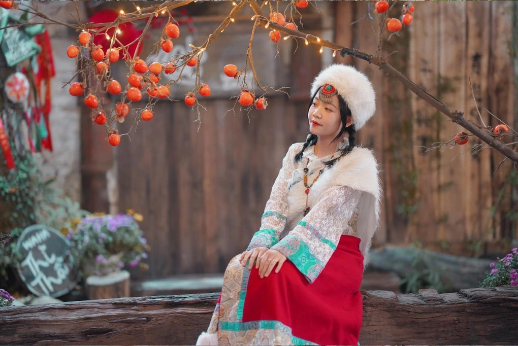 Trang phục Mông Cổ, Thái Lan, Hàn Quốc... được nhiều du khách yêu thích vì độc lạ, nhiều màu sắc. Trang phục Mông Cổ, Thái Lan, Hàn Quốc... được nhiều du khách yêu thích vì độc lạ, nhiều màu sắc.