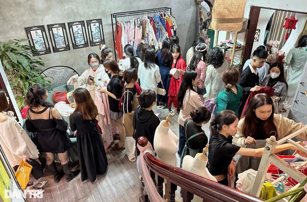 Khu vực thuê trang phục luôn chật kín người ra vào (Ảnh: Thanh Thúy). Khu vực thuê trang phục luôn chật kín người ra vào (Ảnh: Thanh Thúy).
