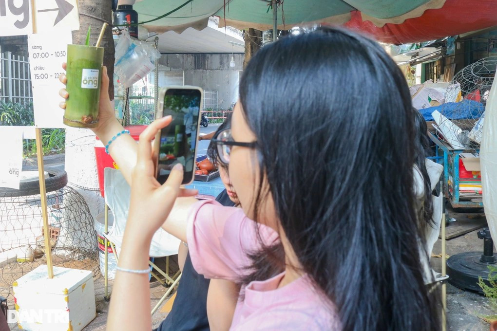 Mỗi ly cà phê mất khoảng 3-4 phút để pha chế, với giá dao động từ 26.000-32.000 đồng/ly (Ảnh: Bình Minh).