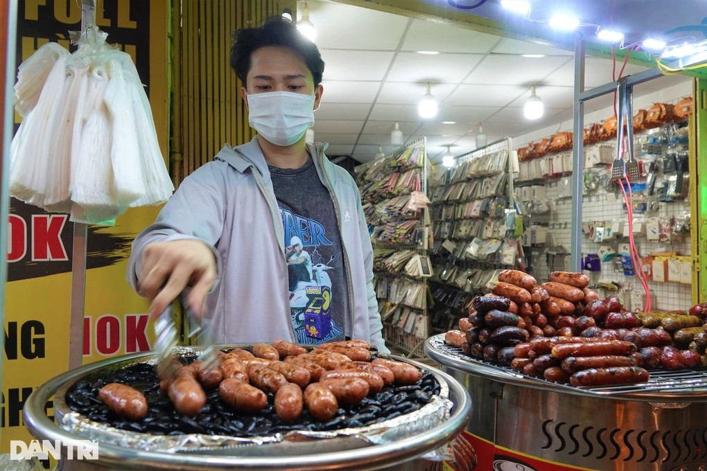 Nhờ hàng xúc xích nướng sỏi, nam sinh có thể kiếm 5-10 triệu đồng/ngày (Ảnh: Nguyễn Vy).