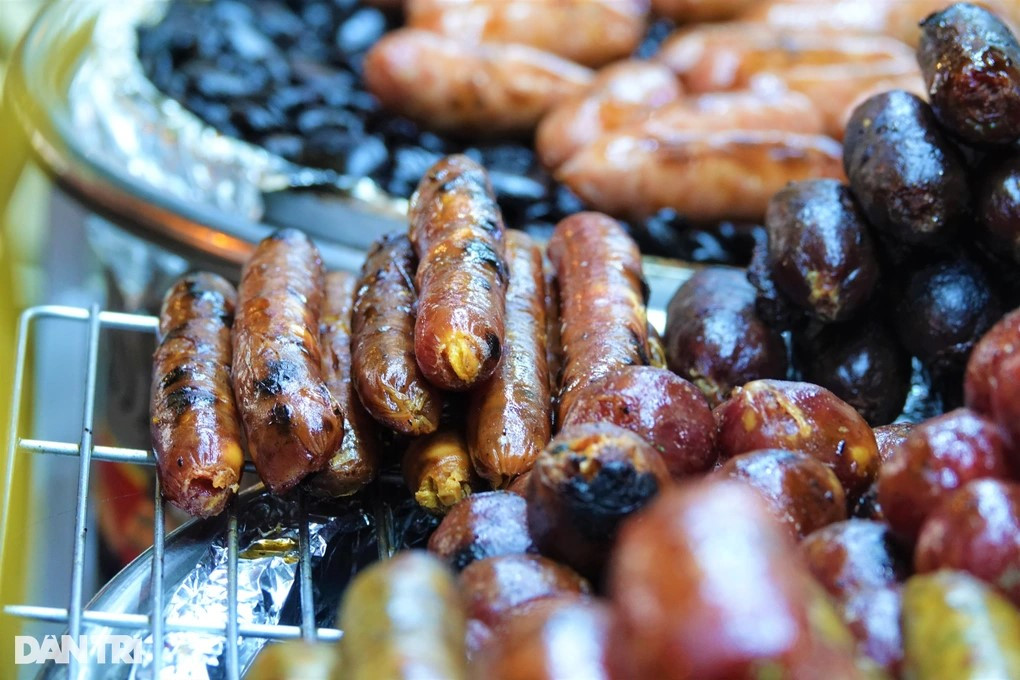 Xúc xích Hà Khẩu được thực khách ưa thích (Ảnh: Nguyễn Vy).