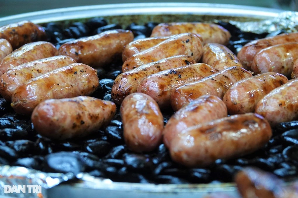 Được nướng trên bề mặt sỏi, xúc xích không bị ám mùi khói, lớp mỡ bên trong dễ chín, chảy ra thơm, mềm hơn (Ảnh: Nguyễn Vy).