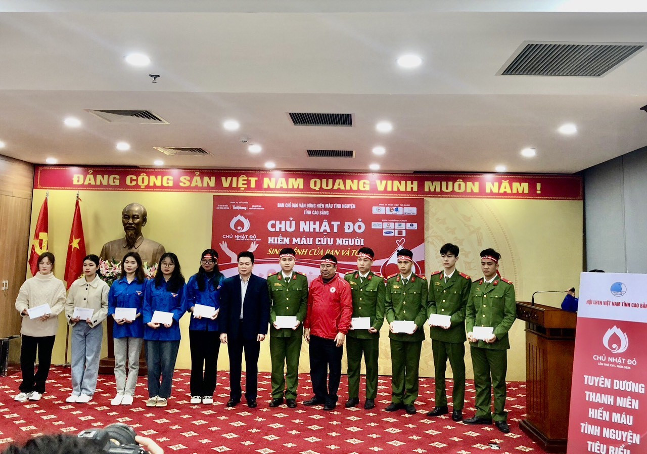 Ban Tổ chức trao quà “Tết nhân ái” năm 2024 cho 20 đoàn viên thanh niên, tình nguyện viên có hoàn cảnh khó khăn. Ban Tổ chức trao quà “Tết nhân ái” năm 2024 cho 20 đoàn viên thanh niên, tình nguyện viên có hoàn cảnh khó khăn.