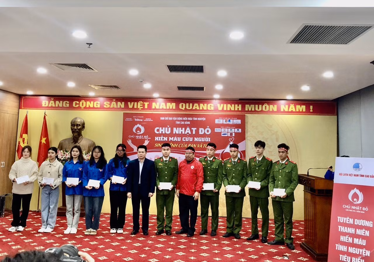 Ban Tổ chức trao quà “Tết nhân ái” năm 2024 cho 20 đoàn viên thanh niên, tình nguyện viên có hoàn cảnh khó khăn.