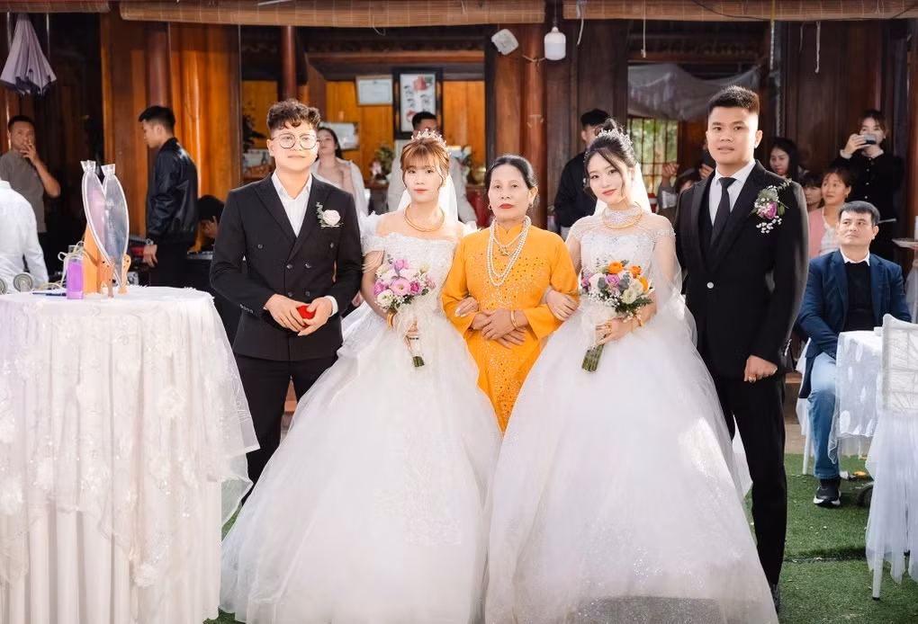 Người mẹ đỡ tay hai cô dâu tiến vào lễ đường. Trong ảnh, anh Thụ - chị Hường (bên trái) và anh Hậu - chị Thảo (bên phải) (Ảnh: Nhân vật cung cấp).